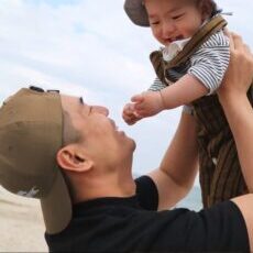 子どもを抱き上げる検証記事執筆者のダイスケ